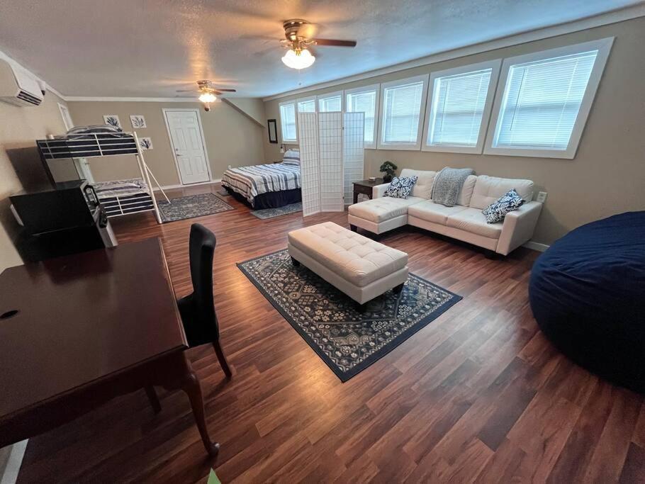 Skinny Big House In Jefferson City Εξωτερικό φωτογραφία
